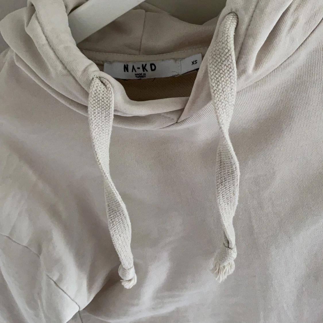 En ljusbeige hoodie från NA-KD, strl XS - 91