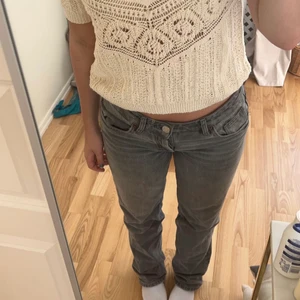 Grå zara jeans - Säljer dessa snygga lågmidjade zara jeans i 36!❤️‍🔥
