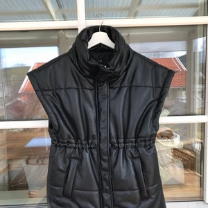 Intressekoll väst från LXA - Gör nu en intressekoll på denna slutsålda väst från LXA, helt oanvänd och säljes pga kommer inte till användning. Storlek small. Perfekt nu till våren! 