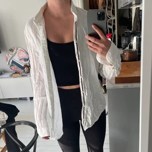 Zara linneskjorta herrmodell - Vit Zara linneskjorta i 50% linne 50% bomull, superfin till sommaren över bikini / till jeansshorts etc. Herrmodell storlek medium men jag är 168cm storlek small dam och använder som lite oversize.