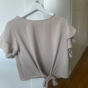 Biege sommartopp - En topp som funkar perfekt till sommaren, går att knyta hur man nertill då det är två band 