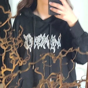 Storlek S Shein - En fin tröja i svart med text den är tun och går att ha på sommaren jag säljer denna för att den inte kommer till användning har använts tre gånger. Köparen står för frakten📦 Kan gärna skicka fler bilder om de behövs 