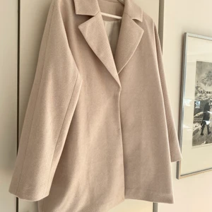 Kort beige kappa - Superfin och skön ljusbeige kappa i storlek s, köptes på Sellpy i nyskick! Vet tyvärr inte vad märket är då det saknas. Jättefin kvalité! Köpare står för frakten🤍