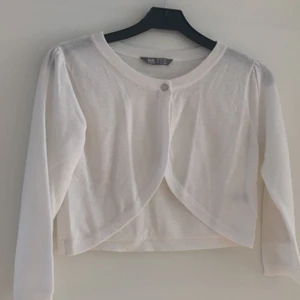 Vit finstickad bolero från Lindex - Fin bolero från Lindex. Finstickad med 3/4 del ärmar. Knappt använd. Storlek 158/164
