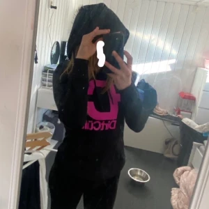 Dirtcult Hoodie  - Nu säljer jag denna fina dirtcult hoodie i storlek S då den är för liten för mig och inte kommer till använing. inga defekter och är som nyskick.