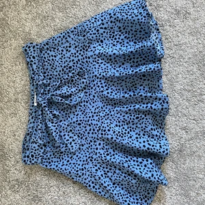 Blå kjol från stradivarius  - Säljer denna superfina kjol från stradivarius med inbyggda shorts! Kjolen är i storlek M men liten i storleken så skulle säga att den snarare passar en S. Bandet runt midjan går även att ta loss om man vill det. Kjolen är i bra skick men har några få utstickande trådar som var där när jag köpte den. Säljer för 100 kr exkluderande frakt💕💕