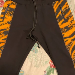 Versace Jeans Couture Trouser  - Oanvända, köpt från Johnells, värda 3400 , pris kan diskuteras, tar även emot byten 