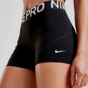 Nike Pro shorts Stl-S - Träningshorts. Har använt få gånger eftersom att dem är för tajta på mig (har storlek M-L) ❗️Frakten betalas av kunden❗️