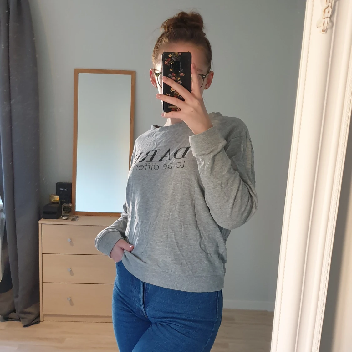 Grå tunn tröja med tryck