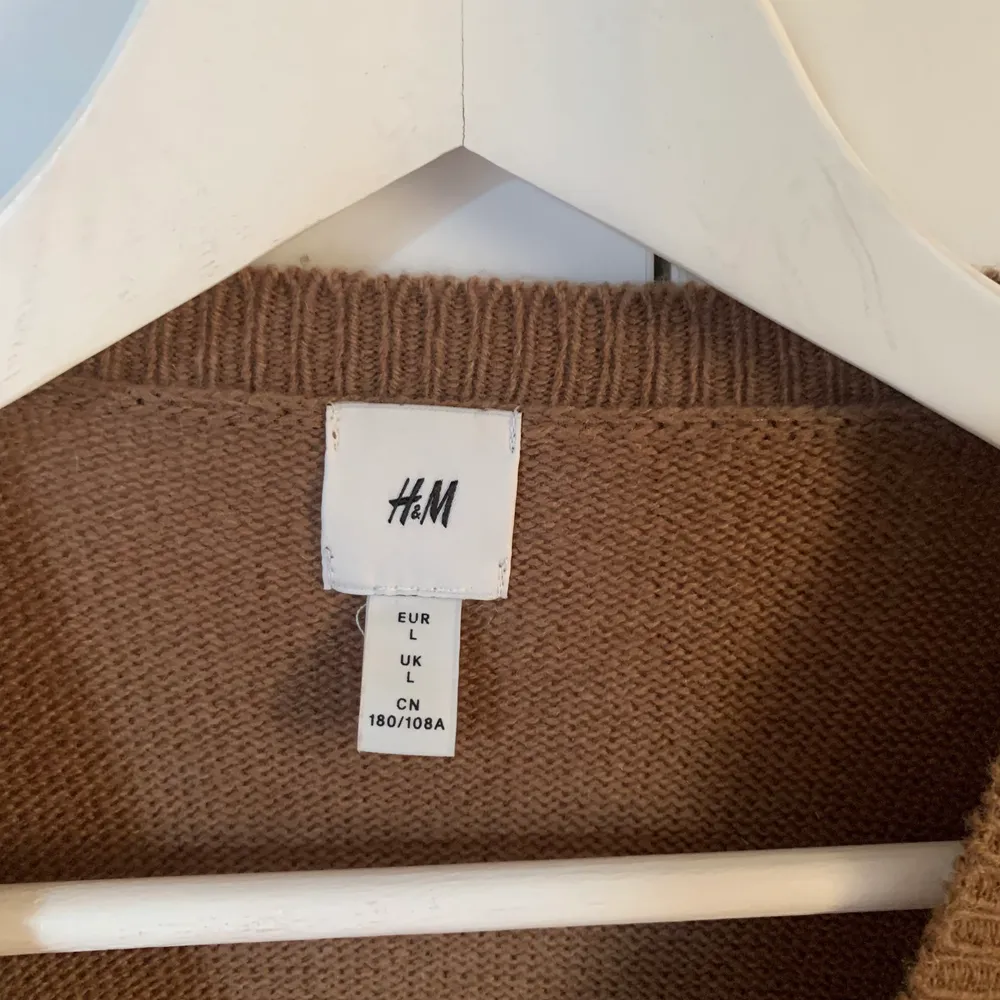 Snygg stickad tröja från hm, använd Max 3 ggr. Skick 10/10. Stickat.