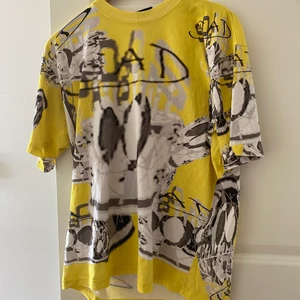 Sadboys Merch - Äkta Sadboysgear t-shirt som sitter oversized. I hyfsat bra skick och fråga för mer bilder eller mått