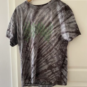 Weekday Unknown Death 2002 - As clean oversized weekday t shirt som är knappt använd, påminner väldigt mycket om unknown death 2002 (ni vet yung lean) skriv för mer bilder eller måt!