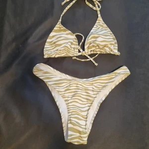 Zebramönstrad bikini stl S - Säljer denna jättefina grön/vita bikinin i stl S. Aldrig använd. Köparen står för frakten. 💚
