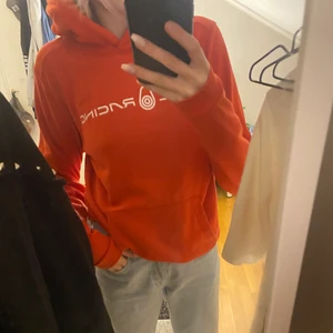 Sail racing hoodie  - Kameran får den att se mer orange ut, men den är röd❤️‍🔥 säljer pågrund av att den inte används. Som ny😊