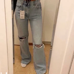 Jeans zara - Super fina håliga jeans från zara . Använda fåtal gånger så därav bra skick! Väldigt långa, är även gjorda så att man kan klippa dem om de behövs. (Lånad bild) då mina blivit försmå, skriv privat om ni vill se fler bilder ❤️nypris är 399kr