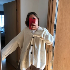 Oversized kofta - En superfin kofta i vitt, den är i väldigt fint skick!