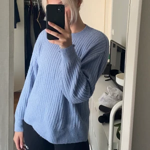 blå stickad - Fin ljusblå stickad tröja, använd fåtal gånger. Skön och lätt i materialet. Storlek S.