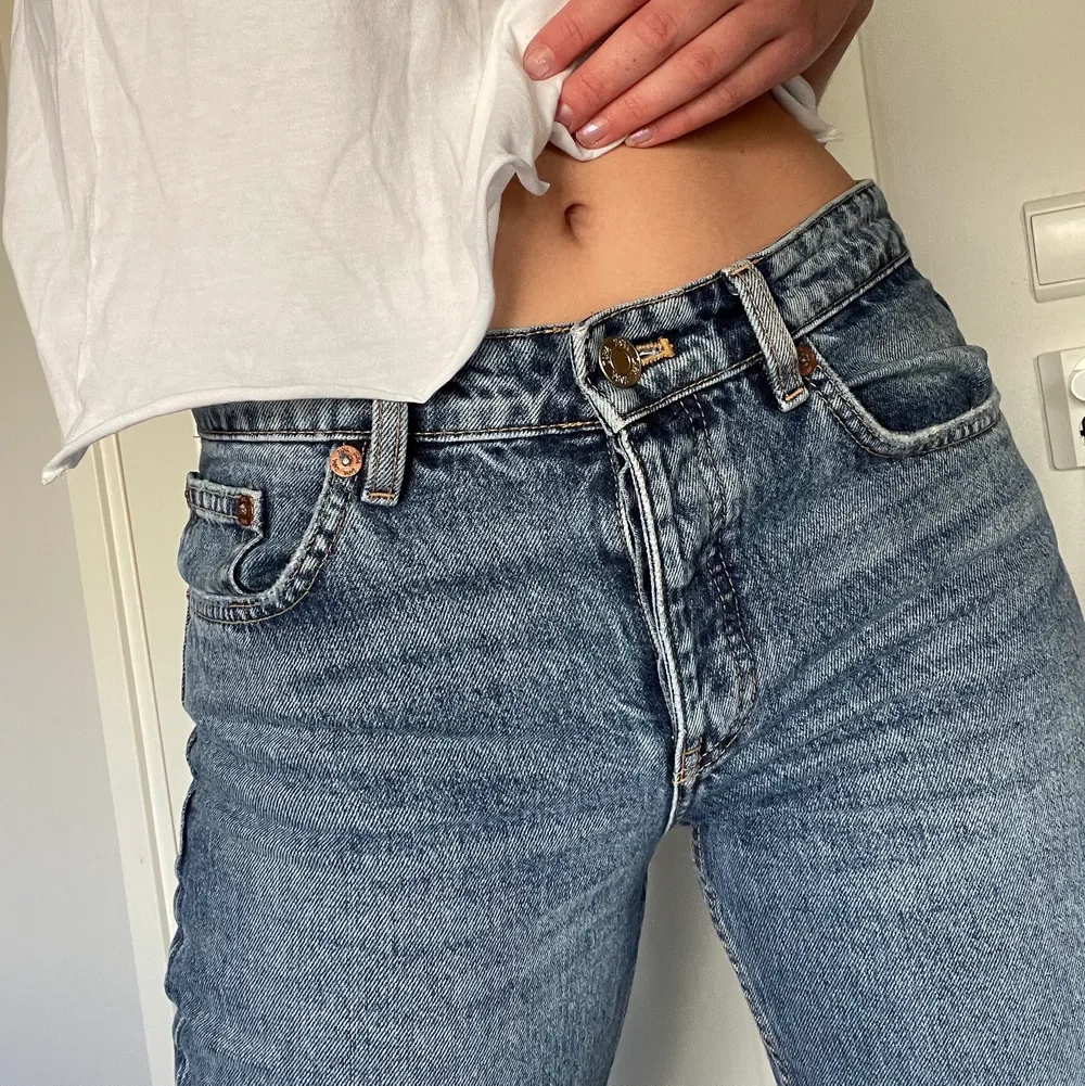 Low waist jeans från zara i rak passform, jag är 167 o de e perfekt längd på mig, använda två gånger så i nyskick. Jeans & Byxor.