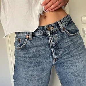 Low waisted jeans - Low waist jeans från zara i rak passform, jag är 167 o de e perfekt längd på mig, använda två gånger så i nyskick