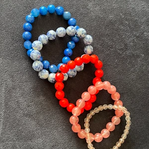 ARMBAND - Fina färgglada pärl och Sten armband😍 fina färger för sommaren 🌻 alla 6 för 50 eller 15kr st. Exkl frakt