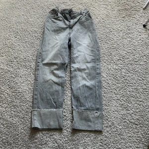 ‼️gråa jeans‼️ - 🌺säljer dessa underbara ljusgråa jeansen i storlek 152.säljer de då de inte kommer till användning är i jättte bra skick inga trasiga knappar elelr sömmar🌺