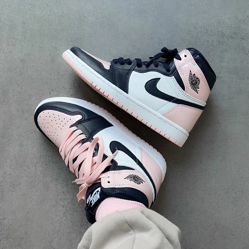 Kollar intresset på mina jordans. Aldrig använda och kvar i kartong. Tags och 3 olika skosnören medföljer. Köpta från Nikes drop i februari. Strl 36 . Kengät.
