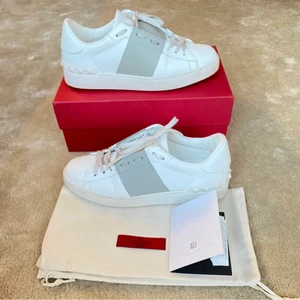 Valentino skor - Intressekoll på mina sååå så snygga valentino open sneakers. Kvitto,låda,dustbag och allt bilden följer med såklart. Några få slitningar som jag kan skicka bild på privat men i bra skick💘🌈 säljer ej för under 3200. Köp direk 3800, pris kan diskuteras