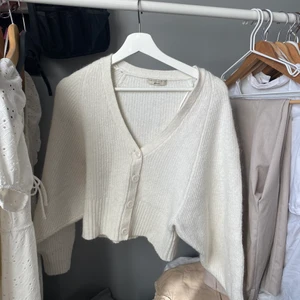 Kofta  - Säljer denna superfina stickade koftan från Gina tricot💓 