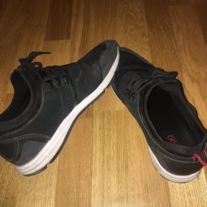 Hugo boss skor - Hugo boss skor, lite använda men skicket är ändå 9/10.     Nypris är 3500kr