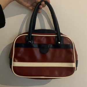 Vintage handväska ❤️ - Liten vintage handväska i bra skick. Har några små defekter som jag kan skicka bild på om det skulle behövas ☺️