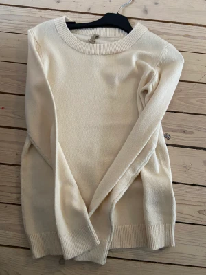 STICKAD TRÖJA  - Säljer denna stickad tröja eftersom den satt för tajt på mig💋💕❤️