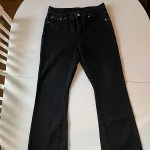 Super snygga bootcut jeans ifrån Weekday.  Använda fåtal gånger, super fint skick.   Är köpta ifrån dam sektionen men skulle säga att dem är unisex.  Orginalpris: 500kr