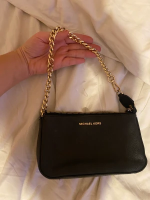 Michael kors väska - Jätte söt fin liten Michael kors passar perfekt till allt 