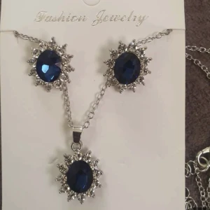 Blå örhängen - Fint sett som jag fått i present men nickelallergi står i vägen:(