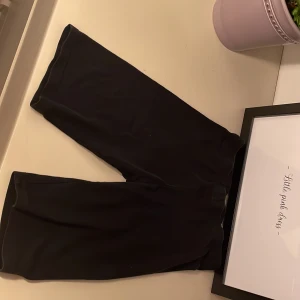 Tre par cykel byxor  - Tre par cykel byxor man kan köpa dem alla tre eller bara någon av dem men står själv för frakt hör av er om ni är intresserade.❤️färg svar,mörkblå och rosa för alla kostar det 150 men  styck kost dem 50. Dem är storlek 134-140 men funkar säker anars också