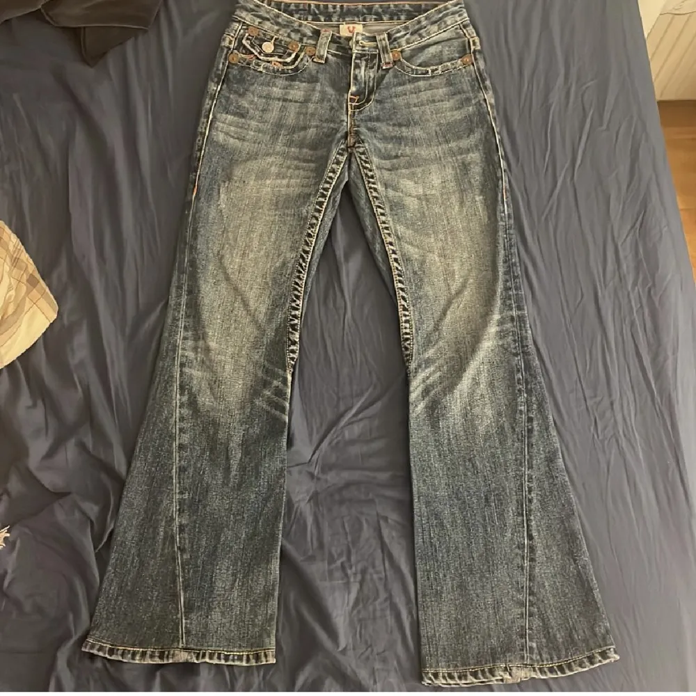 (lånade bilder från förra säljaren) super snygga true religion jeans som inte passade på mig tyvärr. aldrig använda. midjemåttet är 78 cm, kontakta mig för fler bilder 🙏. Jeans & Byxor.