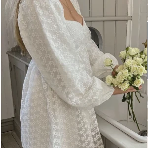 Klänning - Säljer denna klänning jag köpte via plick från Sanna Jörnvik x NAKD, då den tyvärr inte passade mig. Använd fåtal gånger, fint skick. Perfekt klänning till student🤩