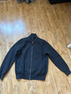 Stickad tröja från mango - Mango stickar tröja storlek L, grå  