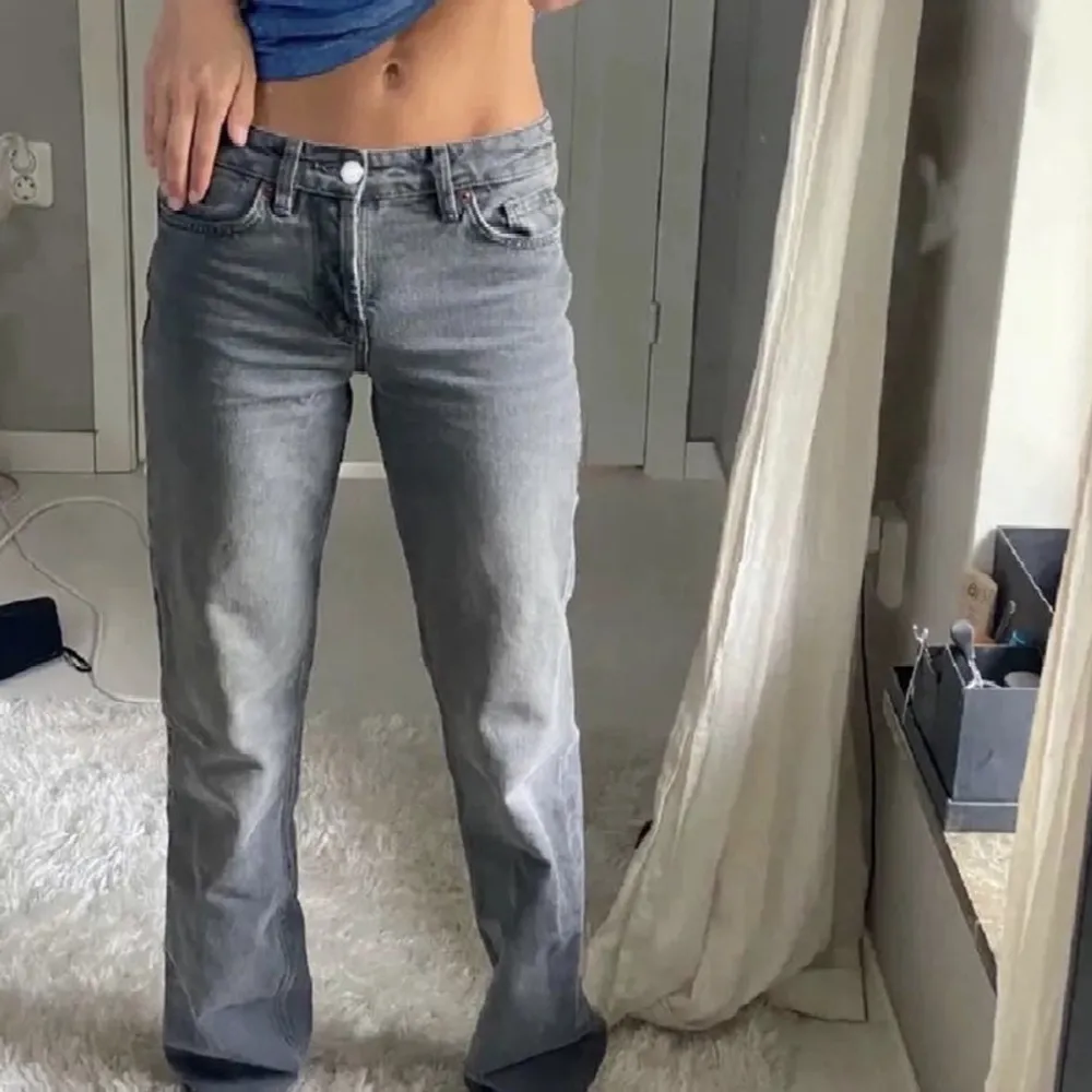 Säljer dessa populära och snygga low waist jeansen från zara! Gillar de mycket men de passar tyvärr inte längre💗 (Lånade bilder, skriv för egna). Jeans & Byxor.