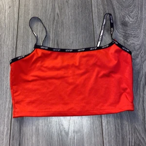 levis linne - Linne från levis, jätte fint men lite litet på mig💕 30 kr + frakt, storlek s men mer som xs