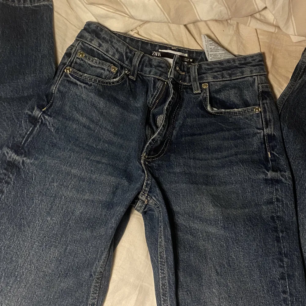 Säljer dessa straight/flare mid rise jeans från Zara💞 Sparsamt använda och i superfint skick. . Jeans & Byxor.