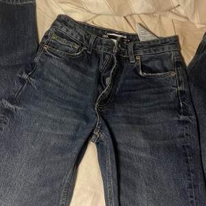 Säljer dessa straight/flare mid rise jeans från Zara💞 Sparsamt använda och i superfint skick. 