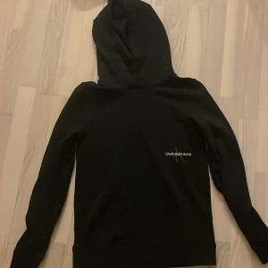 Säljer en Calvin Klein hoodie  - Knappt använd