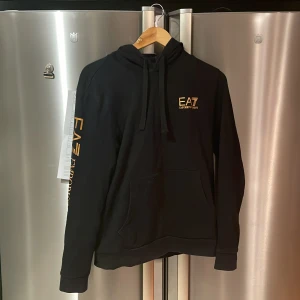 Armani hoodie - Armani hoodie storlek M köpt för 1000kr säljer den för 450kr. Knappt använt den då den är lite liten för mig, den är i superbra skick.