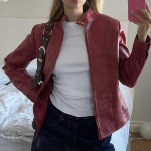 Röd skinnjacka - Säljer denna röda skinnjacka🤍nytt skick! Pris kan diskuteras 