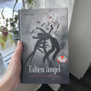 Bok - Säljer denna boken då jag inte läser den, köparen betalar för frakten och katt finns i hem 🏠 