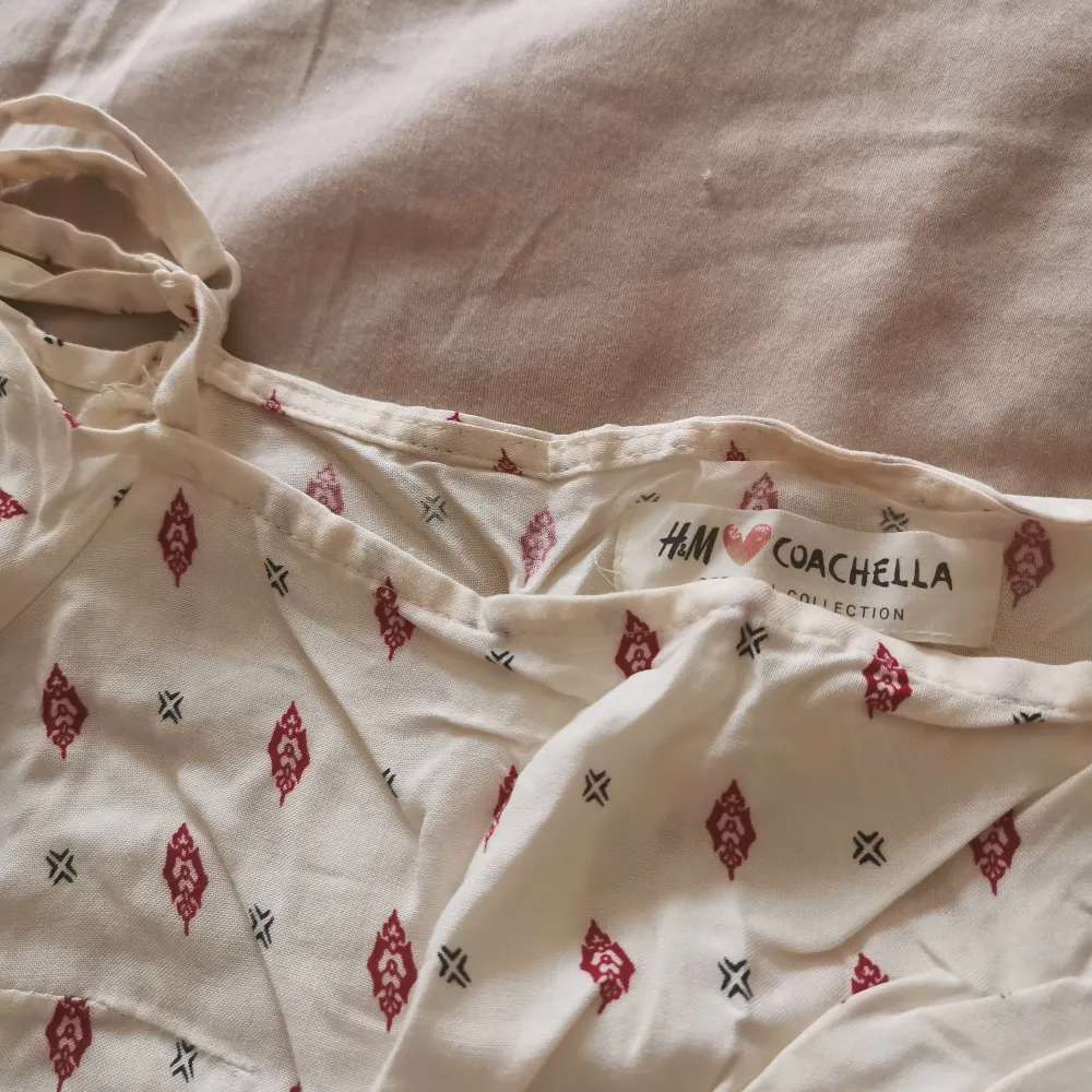 Jättefin sommarklänning från H&M Coachella i bra skick som inte passar mig längre 💕 . Mekot.