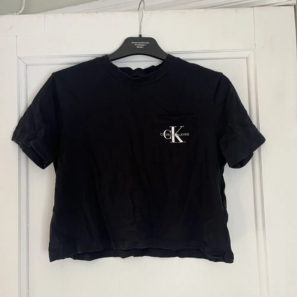 Kort Calvin Klein t-shirt som är sparsamt använd! Köpt för ca 400kr 🥰 inga fel! . T-shirts.