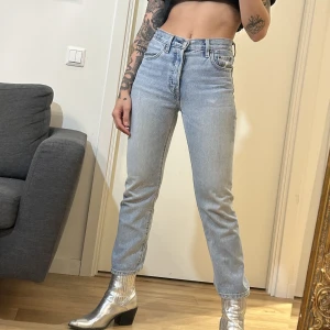 Levis Jeans 501 i W25 L26 - Storlek: W25 L26 Skick: väldigt bra, sparsamt använda. Skinnetiketten på baksidan är borttagen, har därför satt ett lägre pris.  
