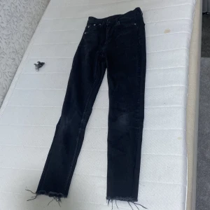 Svarta byxor  - Svarta byxor men nerdragna tråd längst ner och den är från weekday 10-14år